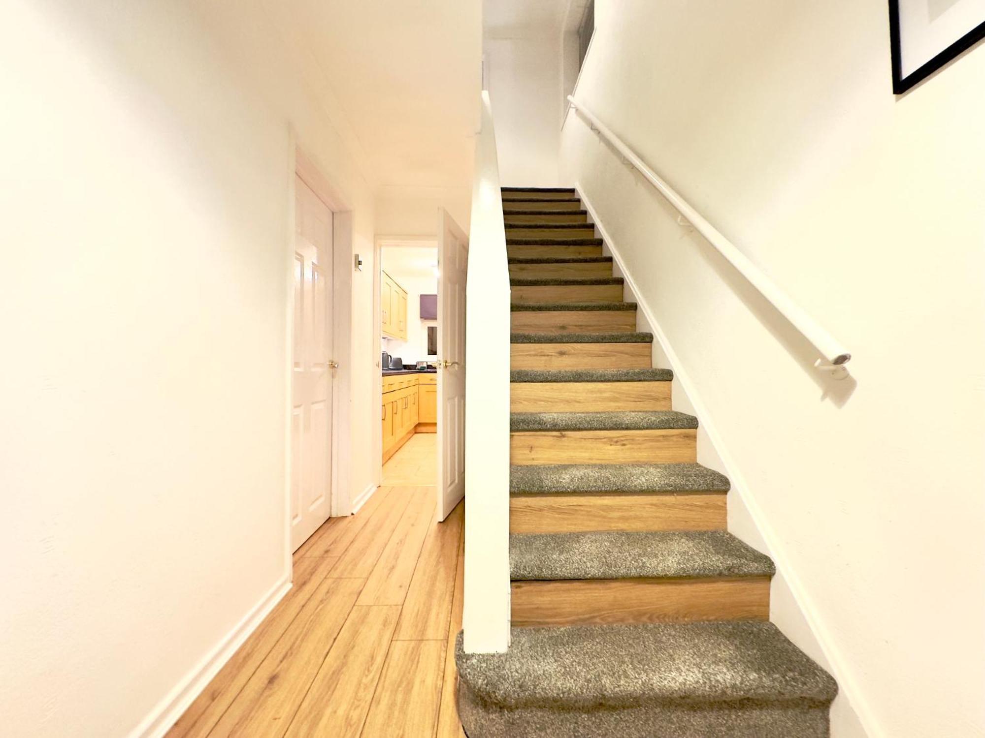 Rnm - Business Professionals Ready, Cost Effective For Large Stays! 3 Bedroom Lounge, Private Access & Entire Place, Kitchen & Washroom With Amenities, Smart Tv, Easy Access, Fast Wifi, Large Driveway, Great Transport Links, Near Worcester Hospital A Exterior photo